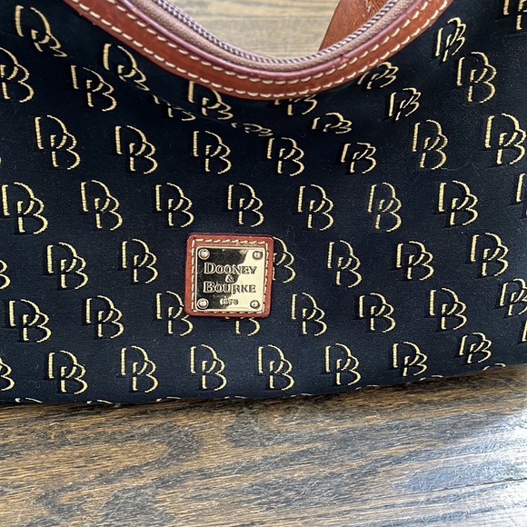 Dooney and Bourke Original design mid sized handbag - Picture 2 of 6